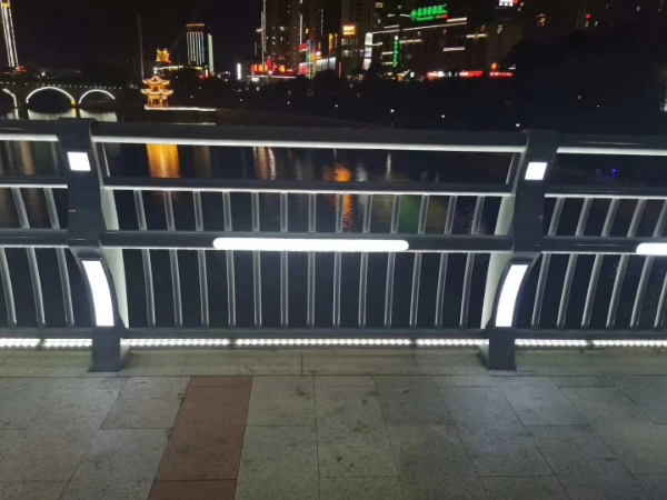 燈光護(hù)欄